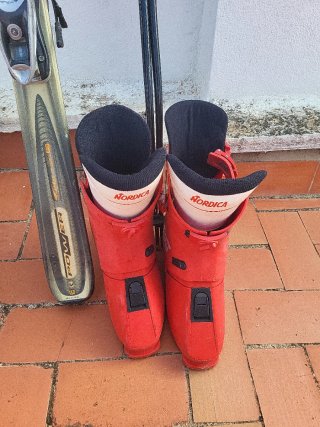 Equipo de esquí completo: esquís, botas y bastones