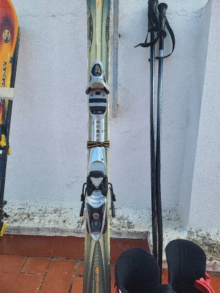 Equipo de esquí completo: esquís, botas y bastones