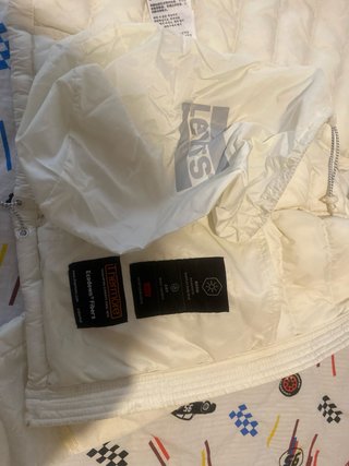Cazadora Levis de plumas blanca