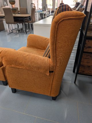 Butaca sillón naranja con puff reposapiés