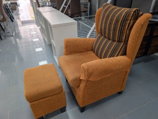 Butaca sillón naranja con puff reposapiés