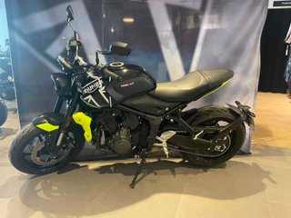 Triumph Trident 660 Negra y Amarilla