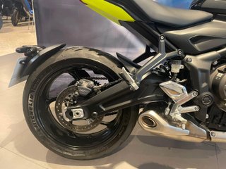 Triumph Trident 660 Negra y Amarilla