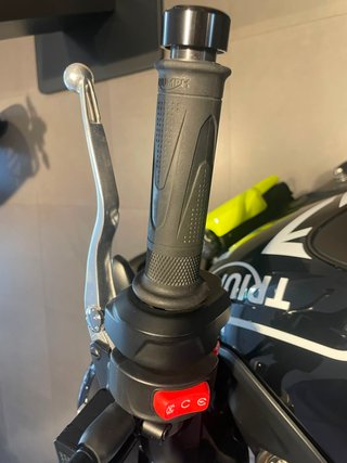 Triumph Trident 660 Negra y Amarilla