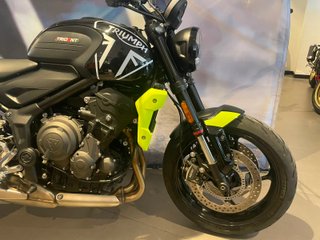 Triumph Trident 660 Negra y Amarilla