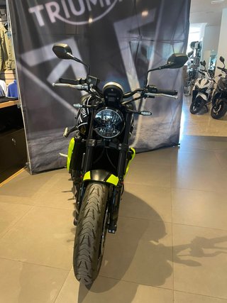 Triumph Trident 660 Negra y Amarilla