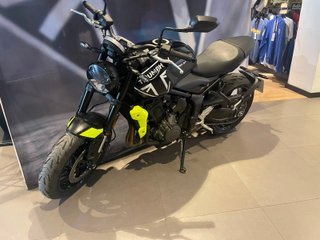 Triumph Trident 660 Negra y Amarilla