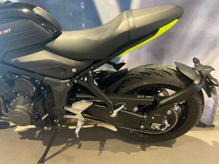 Triumph Trident 660 Negra y Amarilla
