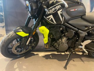 Triumph Trident 660 Negra y Amarilla