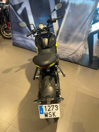 Triumph Trident 660 Negra y Amarilla