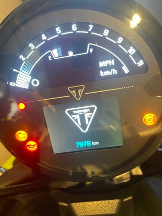 Triumph Trident 660 Negra y Amarilla