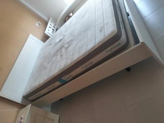 Estructura de cama de madera blanca