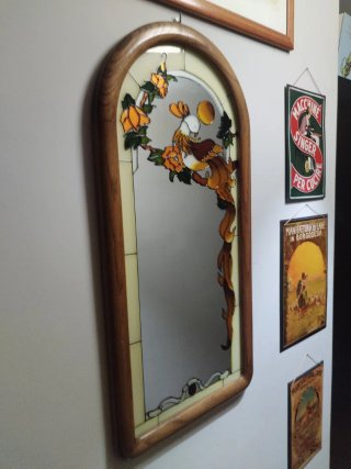 Specchio con decorazione floreale in bassorilievo