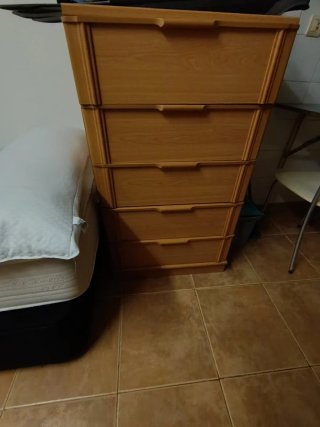 Cómoda de madera y plástico