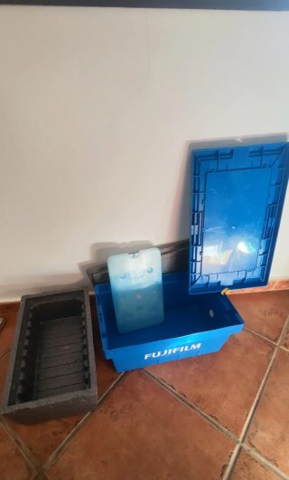Caja Fujifilm Plástico resistente, con contenedor.