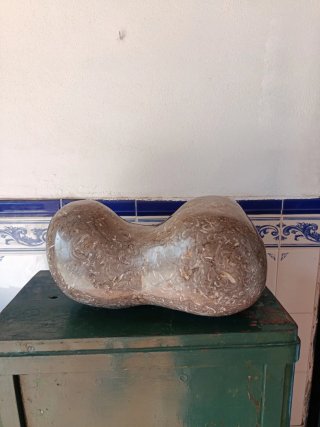 Escultura de piedra con forma fusiforme