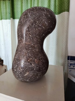 Escultura de piedra con forma fusiforme