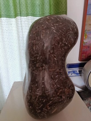 Escultura de piedra con forma fusiforme