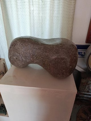 Escultura de piedra con forma fusiforme