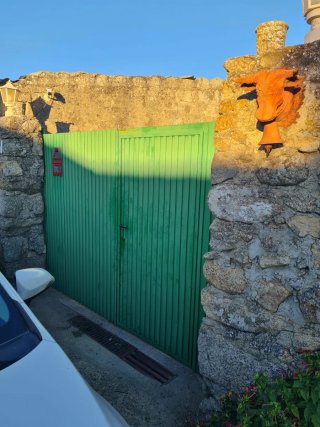 Portón metálico verde