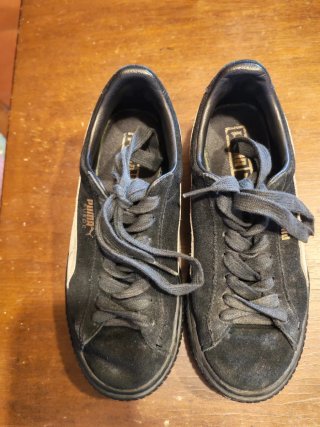 Scarpe Puma Suede Nere e Bianche con logo oro