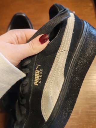 Scarpe Puma Suede Nere e Bianche con logo oro