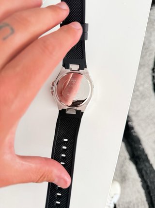 Reloj Guess Plateado y Negro con Cristales