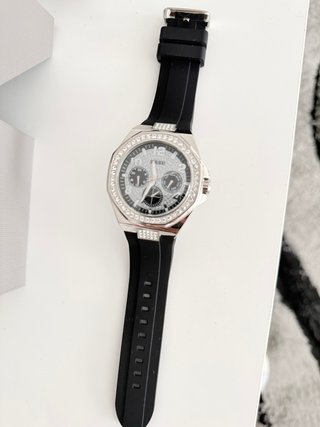 Reloj Guess Plateado y Negro con Cristales