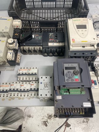 Lote aparamenta eléctrica industrial
