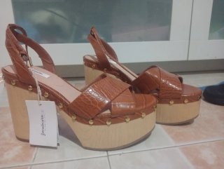 Sandalias Stradivarius de cuña marrón