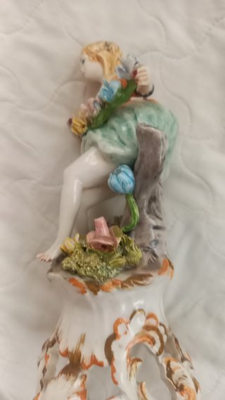 Statuina donna con fiori in porcellana