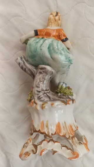 Statuina donna con fiori in porcellana