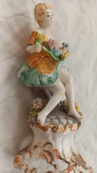 Statuina donna con fiori in porcellana