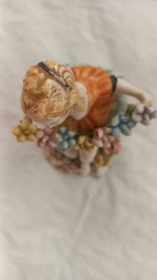 Statuina donna con fiori in porcellana