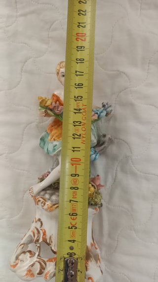 Statuina donna con fiori in porcellana