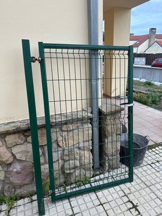 Puerta de jardín verde