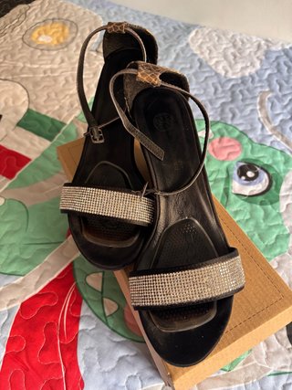 Sandalias negras con pedrería