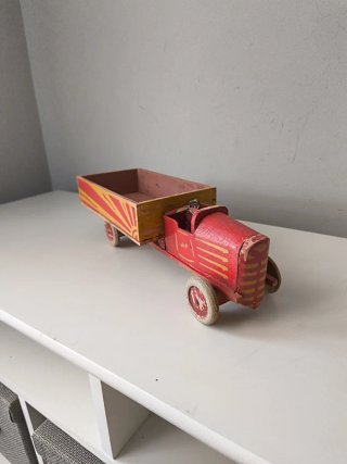 Camión de juguete antiguo de madera