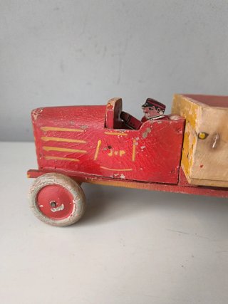Camión de juguete antiguo de madera