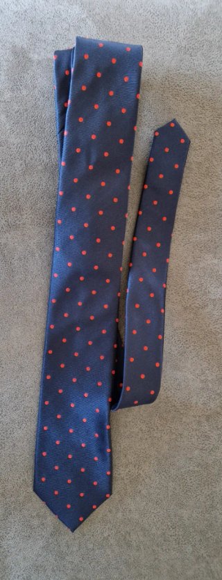 Elegante corbata azul marino con puntos rojos