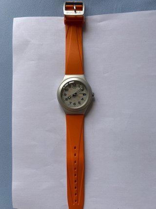 Reloj Swatch Irony Naranja y plateado. Sin pila.