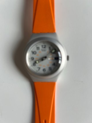 Reloj Swatch Irony Naranja y plateado. Sin pila.