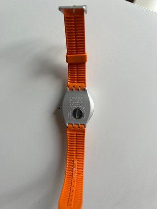 Reloj Swatch Irony Naranja y plateado. Sin pila.