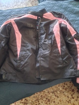 Chaqueta de moto negra y rosa