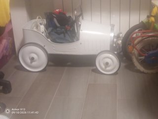 Coche de pedales blanco