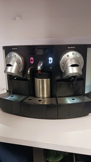 Cafetera Nespresso Gemini CS220 Pro
