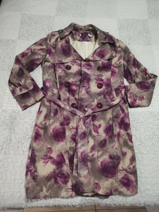 Chaqueta gabardina floral beige y morado 2 botones