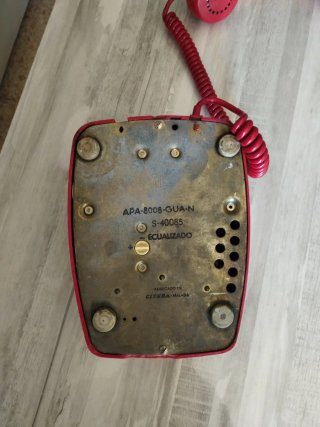 Teléfono antiguo rojo