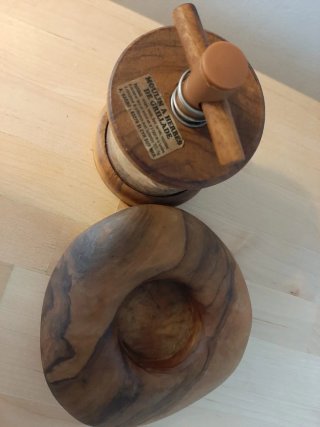 Molinillo de especias y salero de olivo