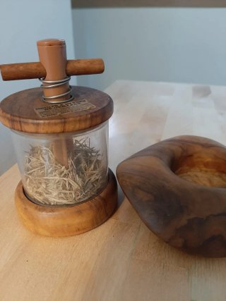 Molinillo de especias y salero de olivo
